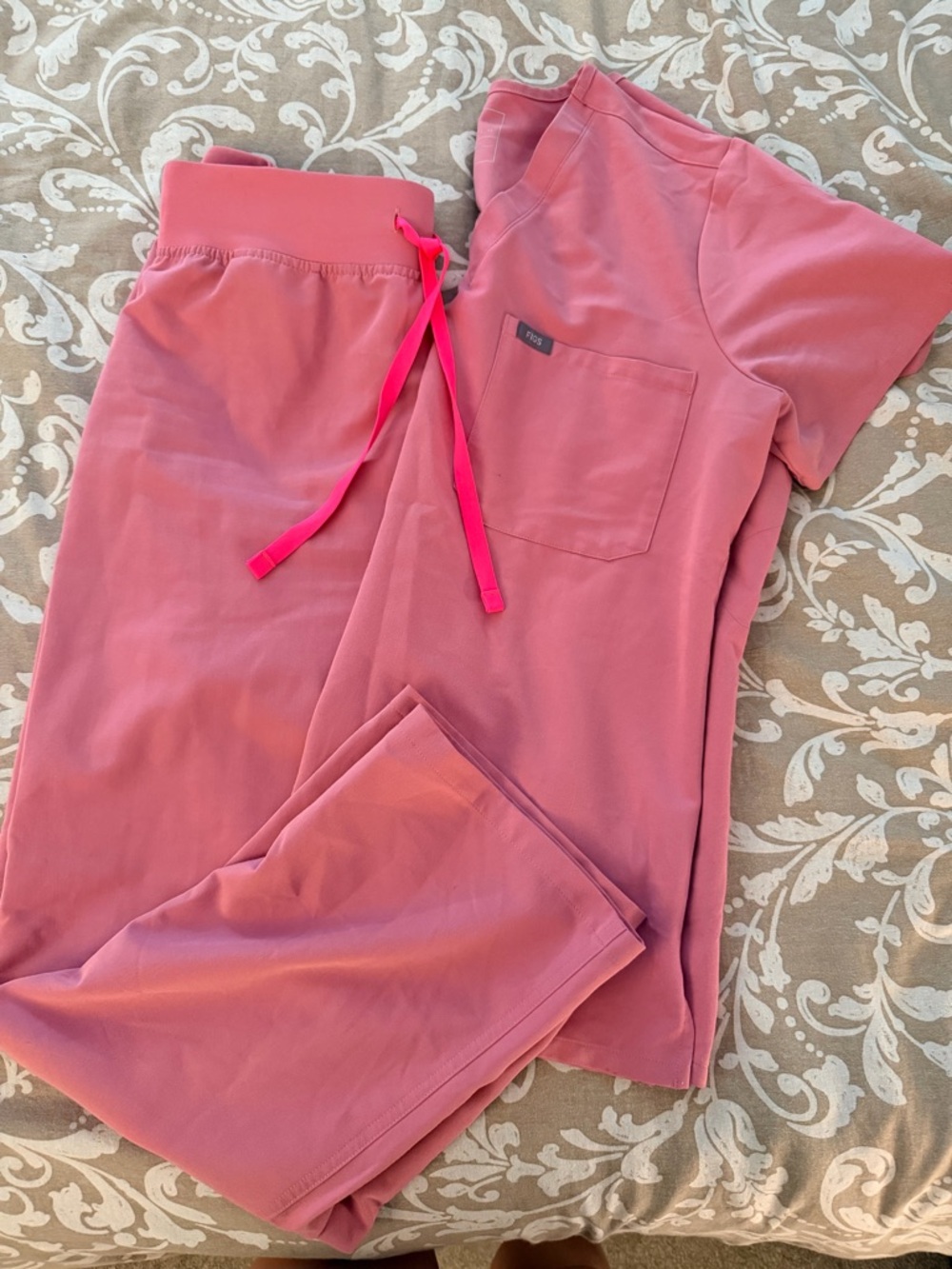 Figs scrubs set chalk pink medium